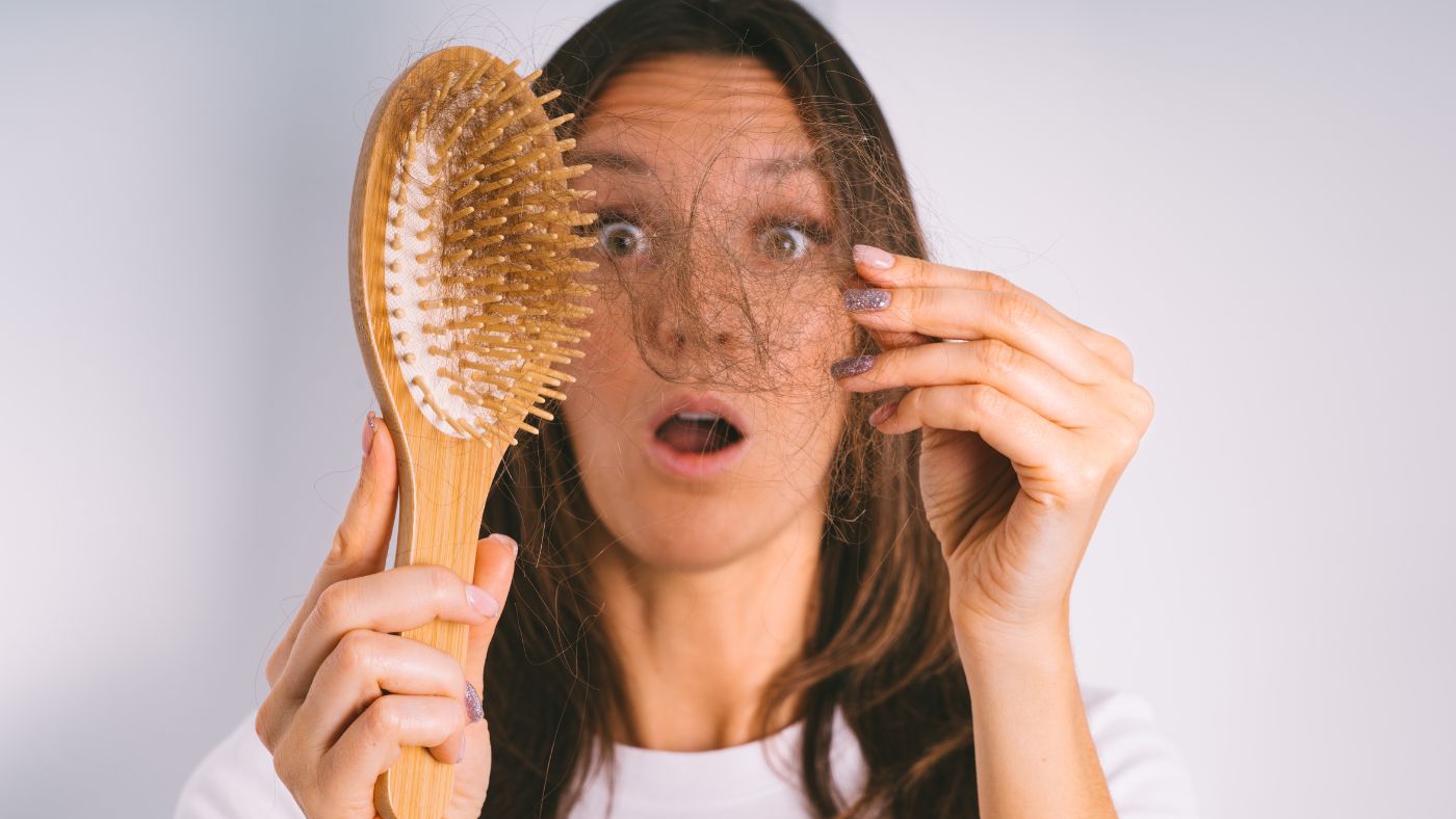 Atasi Rambut Rontok dengan Shampoo Herbal Terbaik