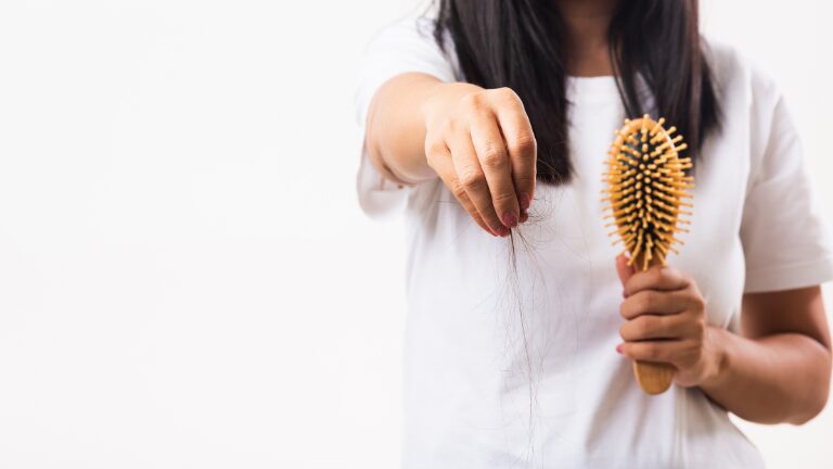 Rambut Rontok Pada Usia 30-an, Apa Yang Harus Anda Ketahui?